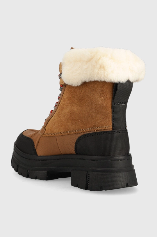 UGG workery Ashton Addie <p>Cholewka: Materiał syntetyczny, Skóra naturalna, Wnętrze: Materiał syntetyczny, Materiał tekstylny, Podeszwa: Materiał syntetyczny</p>