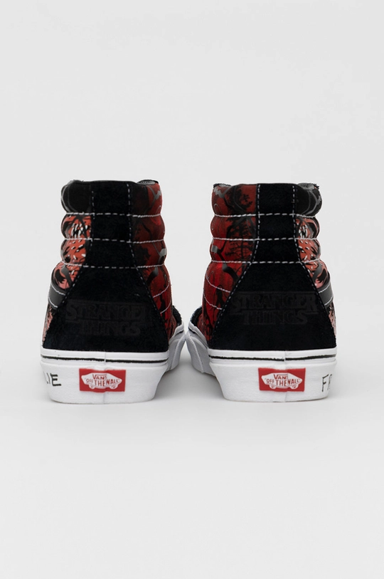 Tenisky Vans Sk8-hi Stranger Things <p> 
Zvršok: Textil, Semišová koža 
Vnútro: Textil 
Podrážka: Syntetická látka</p>