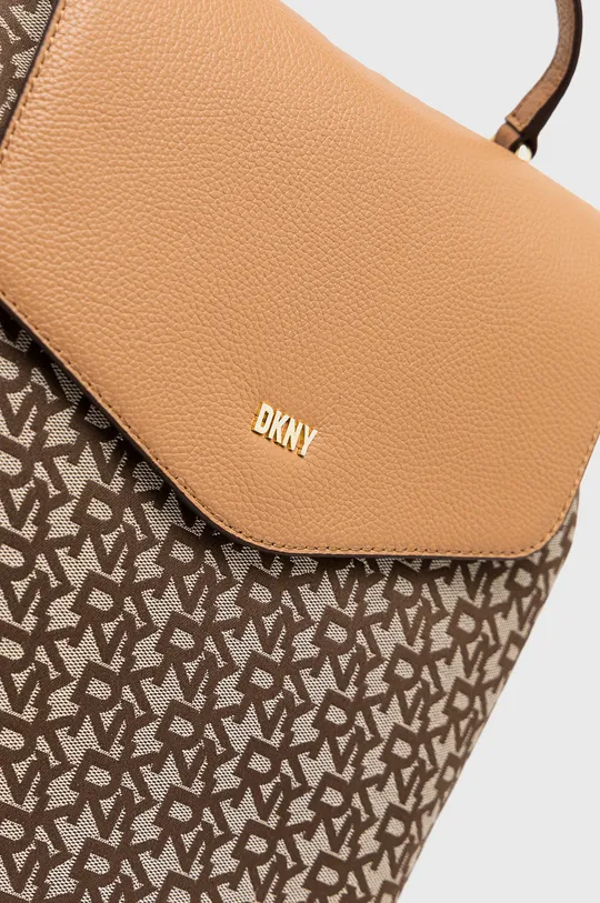 Σακίδιο πλάτης DKNY  Κύριο υλικό: 100% Πολυεστέρας Φινίρισμα: 100% Φυσικό δέρμα