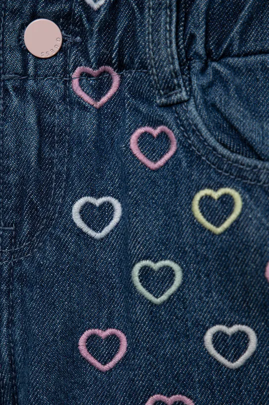 Детские джинсы Guess  Основной материал: 100% Хлопок Подкладка: 72% Полиэстер, 28% Хлопок