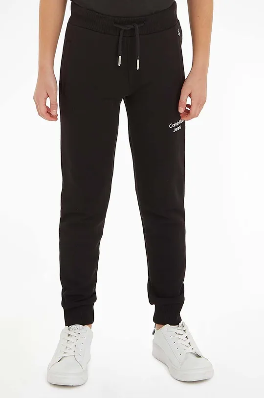 črna Otroške trenirka hlače Calvin Klein Jeans Fantovski