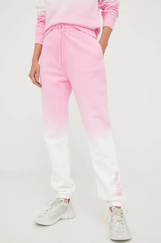 Guess spodnie dresowe bawełniane różowy