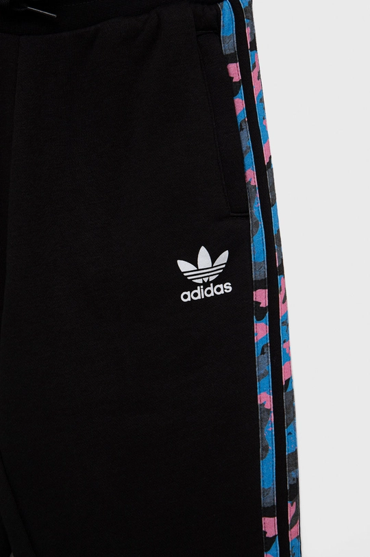 adidas Originals gyerek melegítőnadrág  Jelentős anyag: 70% pamut, 30% poliészter Bélés: 100% pamut Szegély: 95% pamut, 5% elasztán