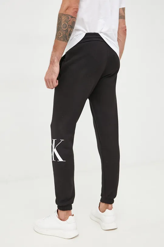 Спортивні штани Calvin Klein Jeans  Основний матеріал: 55% Бавовна, 45% Поліестер Резинка: 53% Бавовна, 44% Поліестер, 3% Еластан