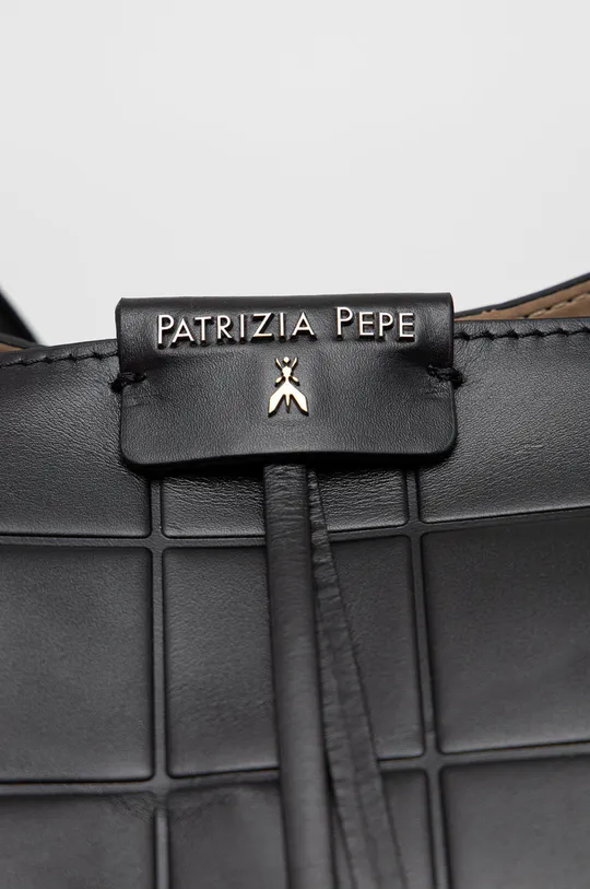 Кожаная сумочка Patrizia Pepe  Основной материал: 100% Телячья кожа Подкладка: 100% Полиэстер Другие материалы: 63% Полиуретан, 37% Полиэстер
