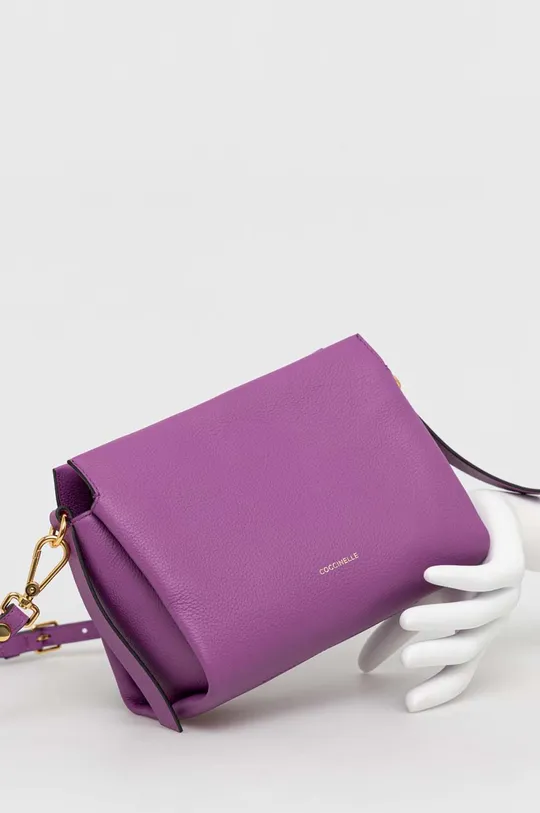 Usnjena torbica Coccinelle vijolična