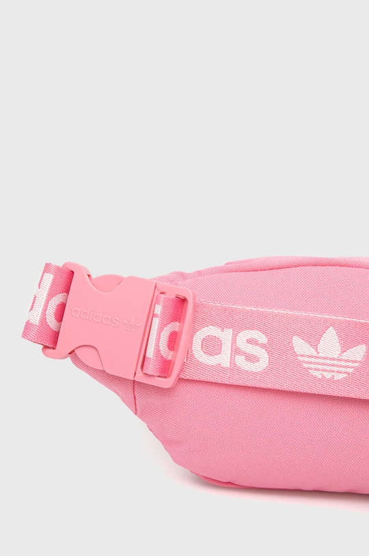 adidas Originals övtáska  Jelentős anyag: 100% Újrahasznosított poliészter Bélés: 100% Újrahasznosított poliészter Kitöltés: 100% polietilén