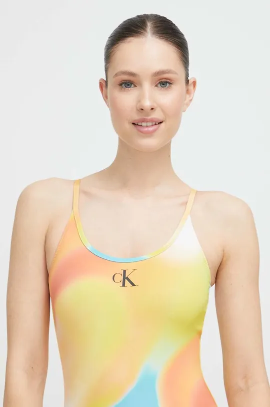 Jednodielne plavky Calvin Klein  Základná látka: 85 % Polyester, 15 % Elastan Podšívka: 90 % Polyester, 10 % Elastan