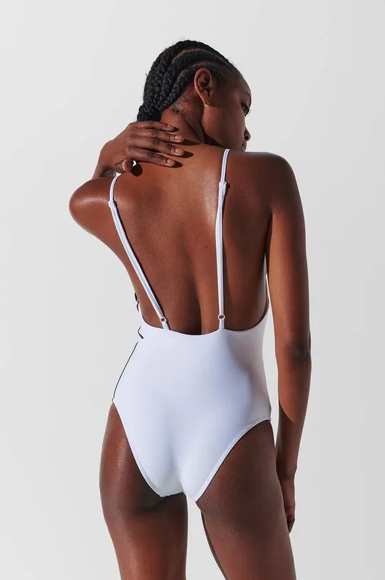 Jednodijelni kupaći kostim Karl Lagerfeld Temeljni materijal: 78% Reciklirani poliamid, 22% Elastan Postava: 92% Poliester, 8% Elastan