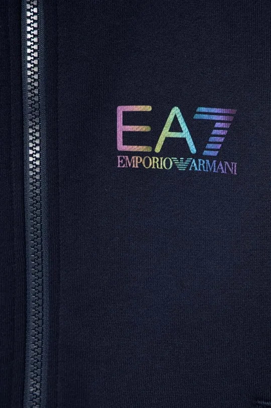Otroški pulover EA7 Emporio Armani Glavni material: 88 % Bombaž, 12 % Poliester Podloga kapuce: 100 % Bombaž Patent: 95 % Bombaž, 5 % Elastan