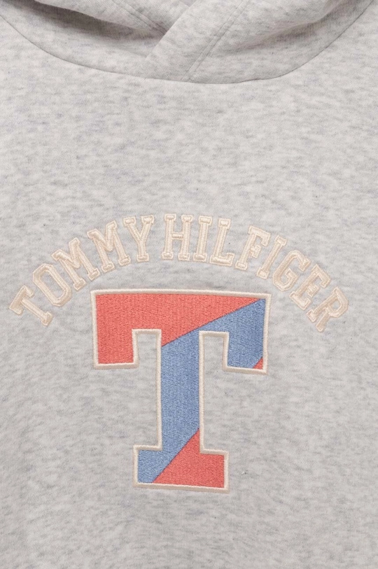 Otroški pulover Tommy Hilfiger  Glavni material: 70 % Bombaž, 30 % Poliester Podloga kapuce: 100 % Bombaž Patent: 95 % Bombaž, 5 % Elastan