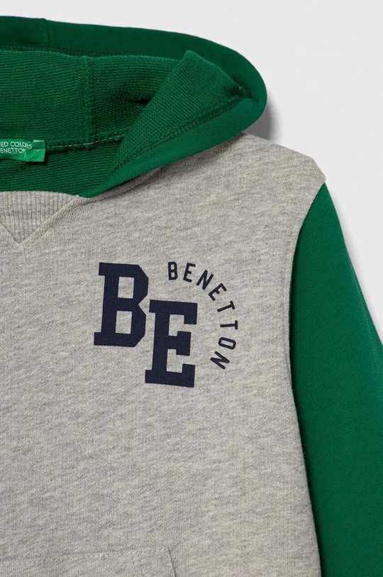 Otroški bombažen pulover United Colors of Benetton  Glavni material: 100 % Bombaž Vstavki: 96 % Bombaž, 4 % Elastan