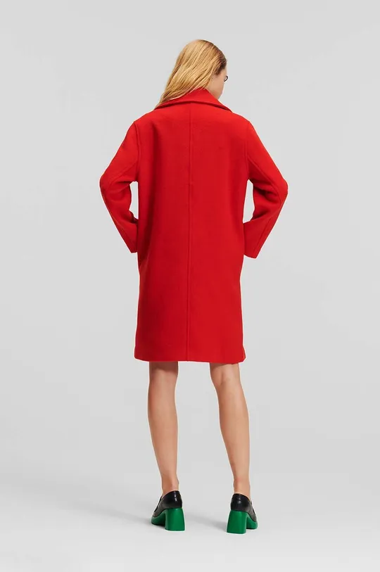 Vlnený kabát Karl Lagerfeld  Základná látka: 70 % Vlna, 30 % Polyester Podšívka: 55 % Recyklovaný polyester , 45 % Viskóza