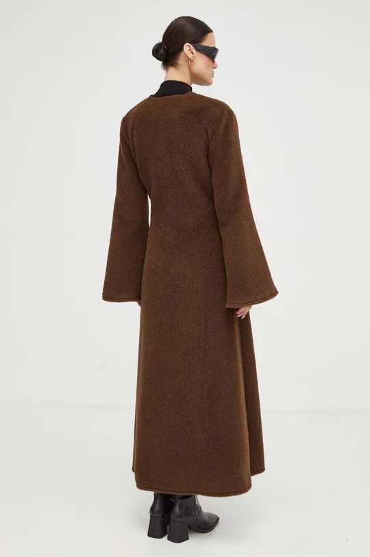 Μάλλινο παλτό By Malene Birger Κύριο υλικό: 55% Αιγοκάμηλος, 45% Παρθένο μαλλί Φινίρισμα: 100% Βισκόζη