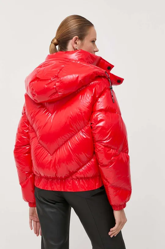 Pernata jakna Karl Lagerfeld  Temeljni materijal: 100% Reciklirani poliamid Postava: 55% Reciklirani poliester, 45% Viskoza Ispuna: 70% Reciklirano pačje paperje, 30% Reciklirano perje