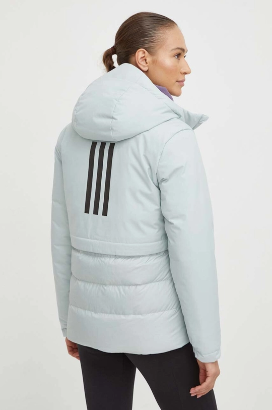 Páperová bunda adidas Podšívka: 100 % Recyklovaný polyester  Výplň: 80 % Kačacie perie, 20 % Páperie 1. látka: 100 % Recyklovaný polyester 2. látka: 100 % Termoplastický polyuretán Elastická manžeta: 84 % Recyklovaný polyester, 16 % Elastan Výplň kapucne: 100 % Recyklovaný polyester