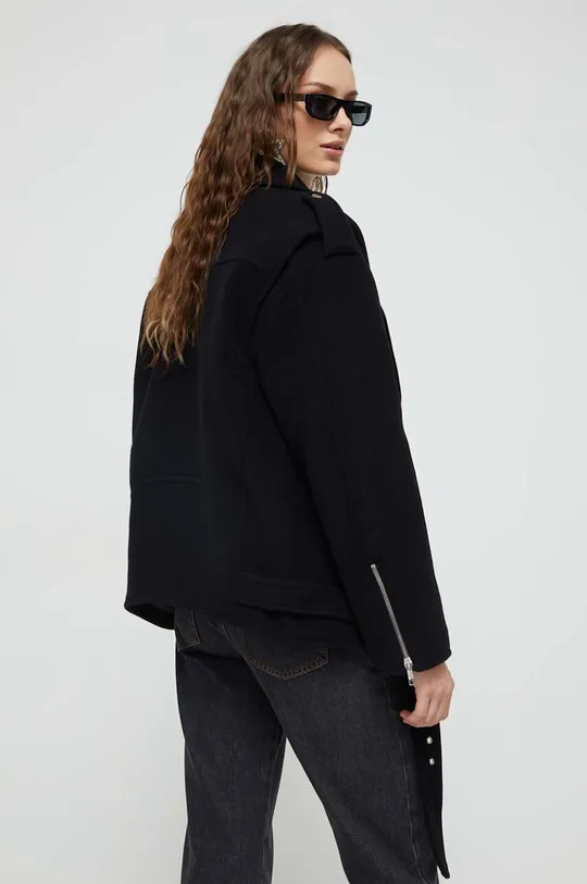 Шерстяная куртка-бомбер Moschino Jeans Основной материал: 80% Новая шерсть, 20% Полиамид Подкладка: 100% Вискоза Наполнитель: 100% Полиэстер