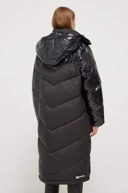 Куртка Karl Lagerfeld Jeans Основной материал: 100% Вторичный полиамид Подкладка: 100% Вторичный полиамид Наполнитель: 100% Переработанный полиэстер Резинка: 98% Переработанный полиэстер, 2% Эластан