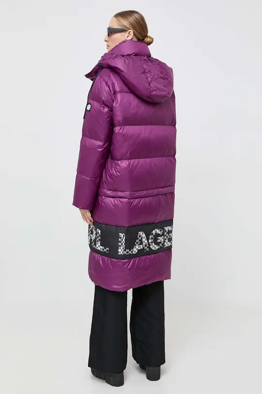 Пухова куртка Karl Lagerfeld Основний матеріал: 100% Вторинний поліамід Підкладка: 57% Поліестер, 43% Віскоза Наповнювач: 70% Пух з рециклінгу, 30% Пір'я з рециклінгу