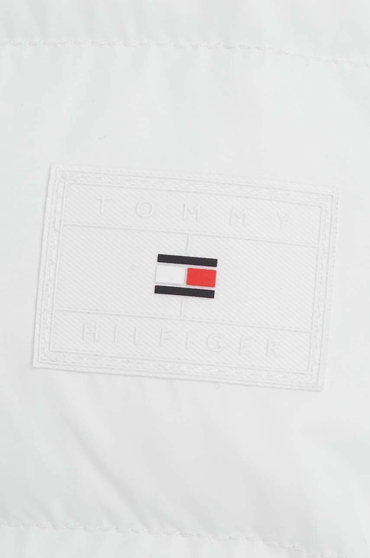 Детская пуховая куртка Tommy Hilfiger  Основной материал: 100% Полиэстер Подкладка: 100% Полиэстер Наполнитель: 70% Утиный пух, 30% Перья Искусственный мех: 57% Акрил, 43% Модакрил Резинка: 98% Полиэстер, 2% Эластан