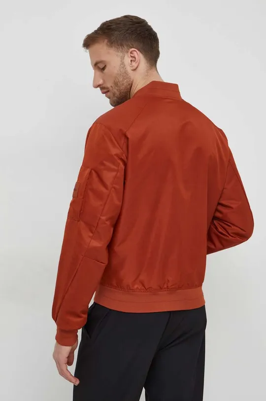 Куртка-бомбер Calvin Klein Основной материал: 100% Полиамид Подкладка: 100% Полиэстер Наполнитель: 100% Полиэстер Резинка: 98% Полиэстер, 2% Эластан