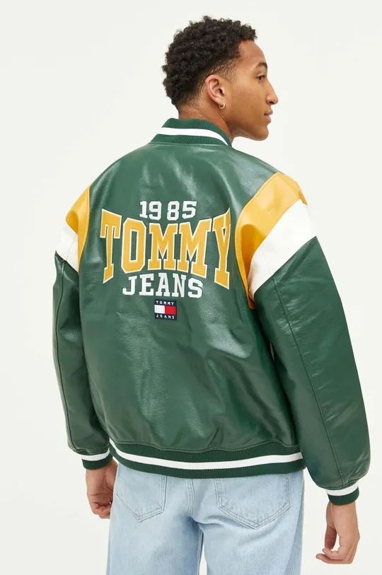 Куртка-бомбер Tommy Jeans  Основной материал: 100% Полиэстер с полиуретановым покрытием Подкладка: 100% Полиэстер Наполнитель: 100% Полиэстер Резинка: 98% Полиэстер, 2% Эластан