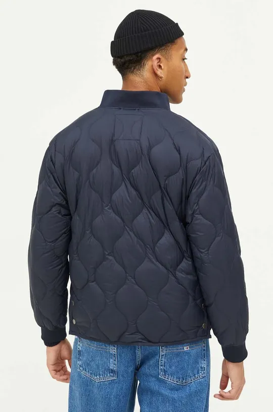Pernata jakna Tommy Jeans  Temeljni materijal: 100% Poliamid Ispuna: 90% Pačje perje, 10% Perje ptica Manžeta: 98% Poliester, 2% Elastan