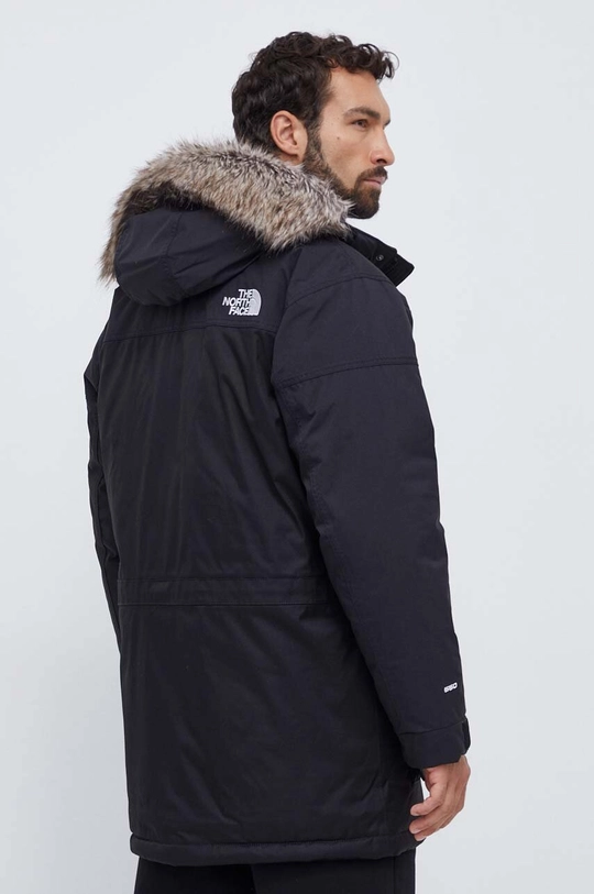 Пуховая куртка The North Face Основной материал: 100% Нейлон Подкладка: 100% Полиэстер Наполнитель: 80% Пух, 20% Перья Искусственный мех: 70% Акрил, 17% Полиэстер, 13% Модакрил Вставки: 59% Хлопок, 41% Нейлон Покрытие: Полиуретан