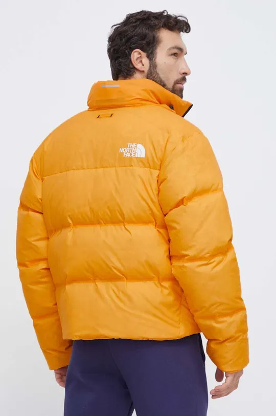 Пуховая куртка The North Face Основной материал: 100% Нейлон Подкладка: 100% Нейлон Наполнитель: 80% Утиный пух с переработки, 20% Переработанное перо