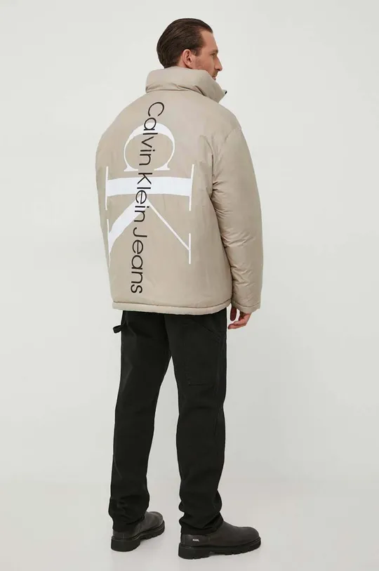 Obojstranná bunda Calvin Klein Jeans Základná látka: 100 % Recyklovaný polyester  Podšívka: 100 % Polyester Výplň: 100 % Recyklovaný polyester