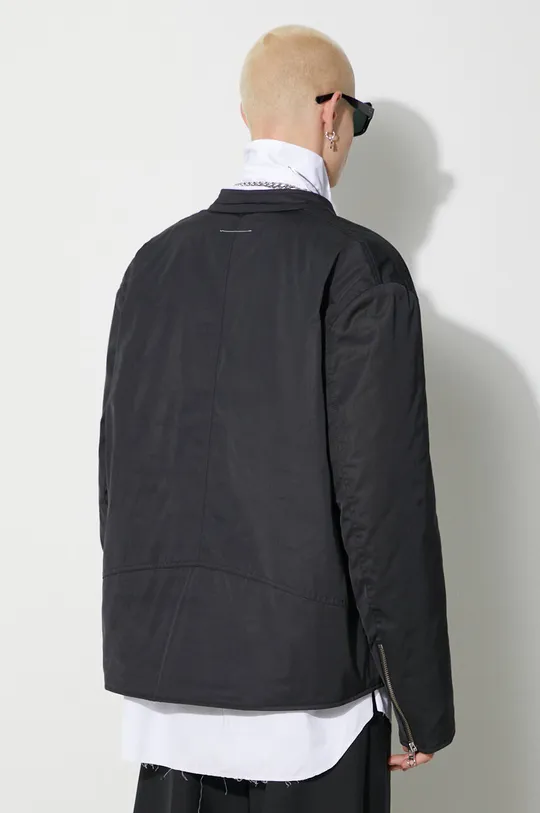 Куртка MM6 Maison Margiela Sportsjacket Основний матеріал: 66% Поліестер, 34% Бавовна Підкладка: 100% Віскоза Наповнювач: 100% Поліестер Вставки: 80% Вовна, 20% Поліамід Підкладка кишені: 100% Бавовна