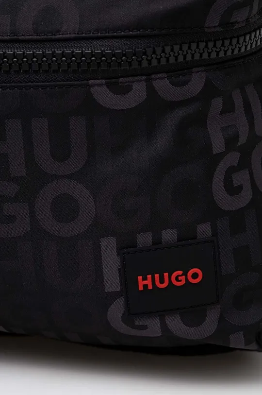 HUGO hátizsák Jelentős anyag: 100% poliészter Bélés: 100% poliészter Anyag 1: 100% Újrahasznosított poliamid Anyag 2: 85% poliamid, 15% elasztán