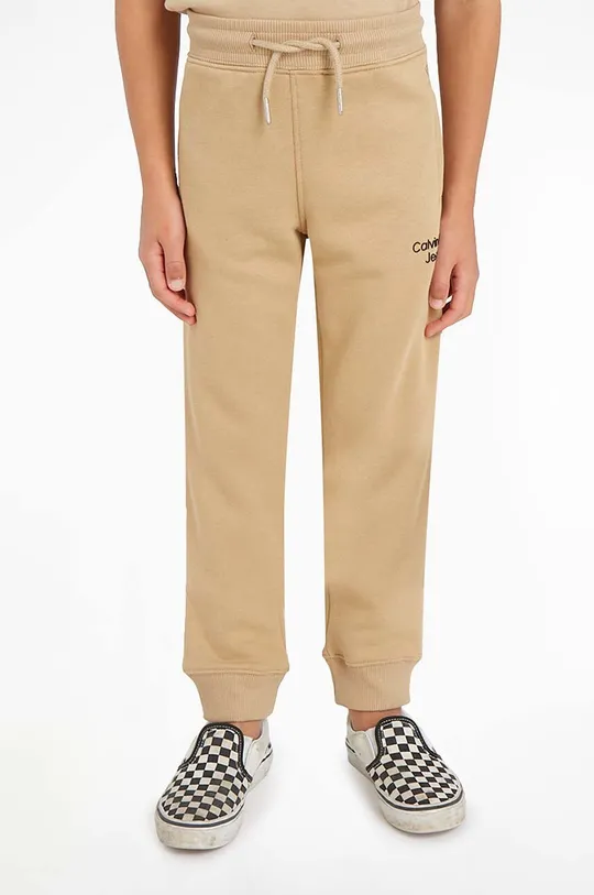 beżowy Calvin Klein Jeans spodnie dresowe dziecięce Chłopięcy