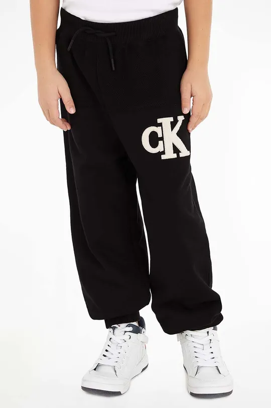 crna Dječji pamučni donji dio trenirke Calvin Klein Jeans Za dječake