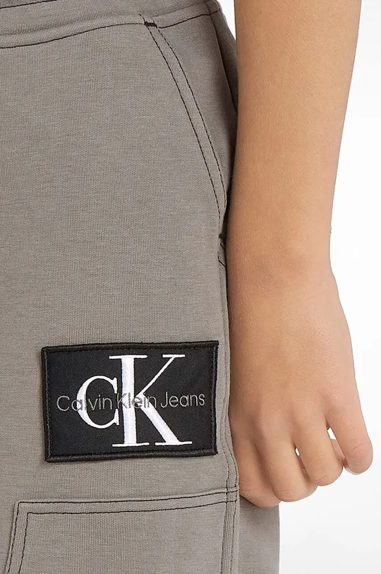 Otroški spodnji del trenirke Calvin Klein Jeans Fantovski