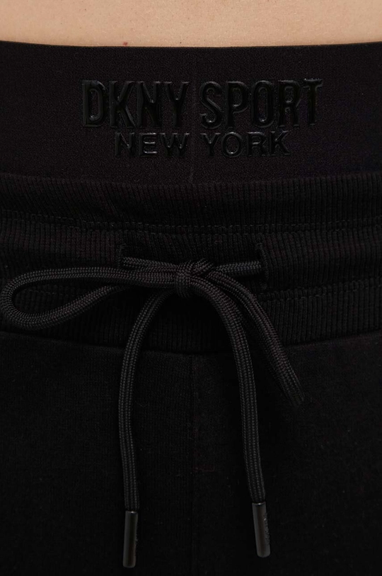 Spodnji del trenirke Dkny  Glavni material: 60 % Bombaž, 40 % Poliester Patent: 57 % Bombaž, 38 % Poliester, 5 % Elastan