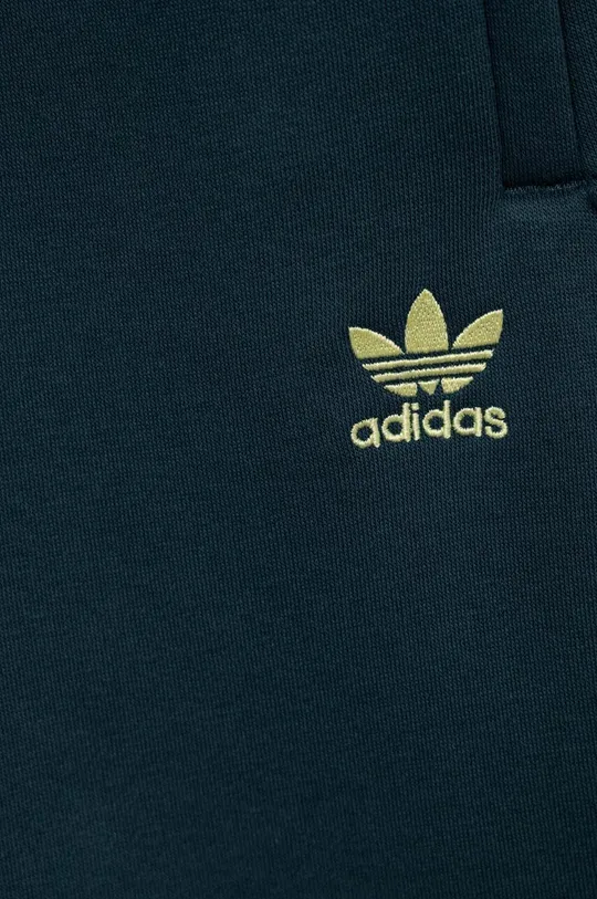 Otroški spodnji del trenirke adidas Originals  Glavni material: 70 % Bombaž, 30 % Poliester Podloga žepa: 100 % Bombaž