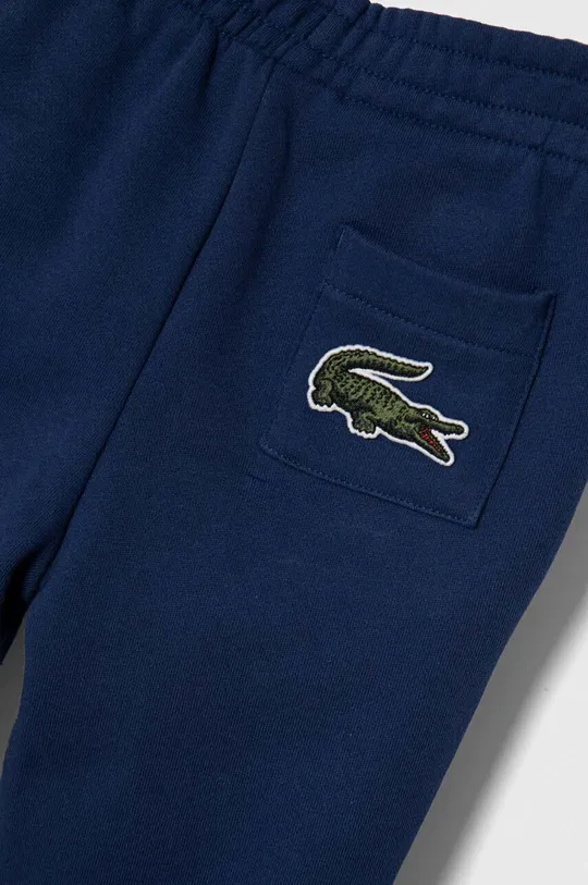 Дитячі бавовняні штани Lacoste Основний матеріал: 100% Бавовна Підкладка кишені: 100% Бавовна Резинка: 98% Бавовна, 2% Еластан