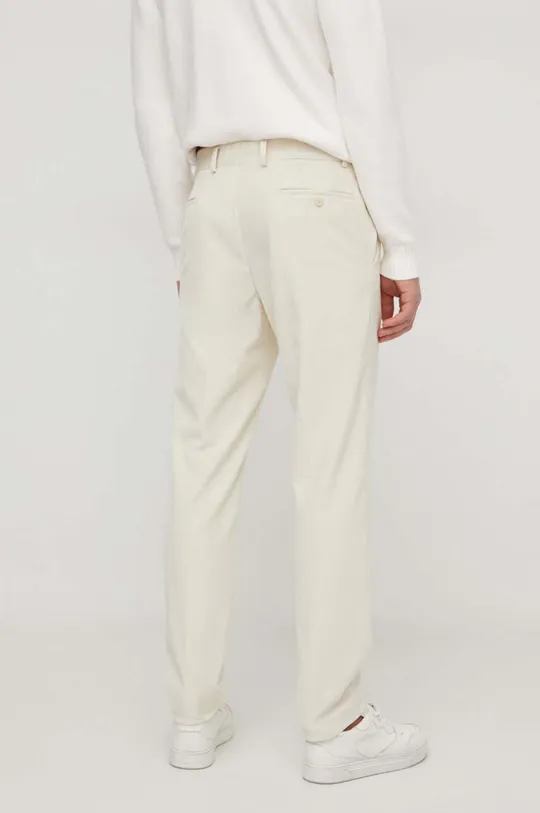 Manšestrové nohavice Karl Lagerfeld Základná látka: 98 % Bavlna, 2 % Elastan Podšívka: 57 % Viskóza, 43 % Polyester Podšívka vrecka: 65 % Polyester, 35 % Bavlna