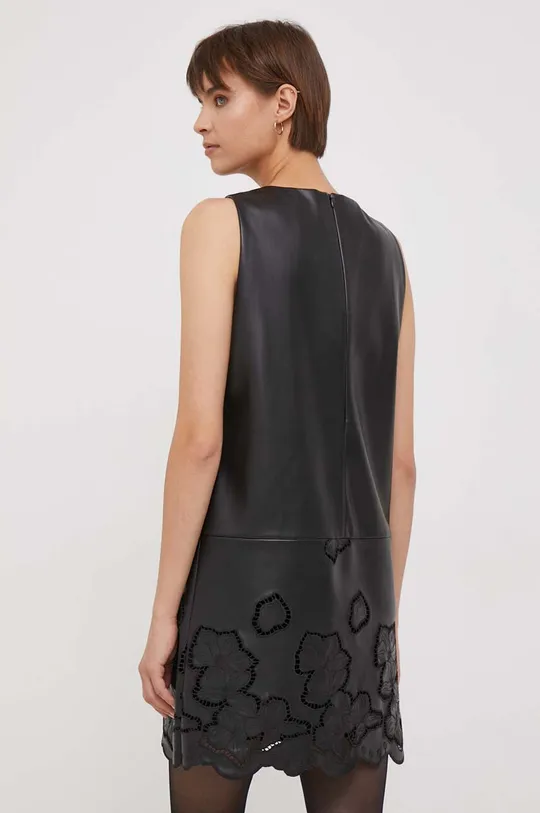 Φόρεμα Sisley Κύριο υλικό: 100% Πολυεστέρας με επίστρωση πολυουρεθάνης Φόδρα: 52% Βισκόζη, 48% Πολυεστέρας