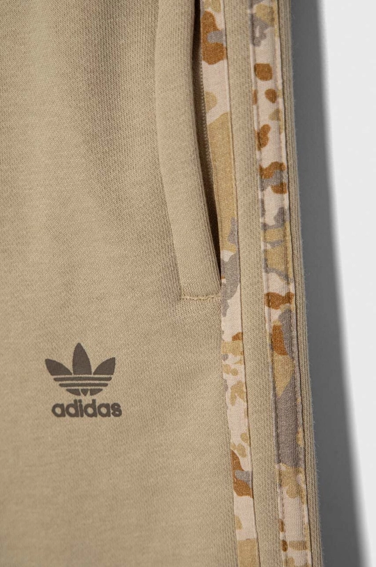 Detské krátke nohavice adidas Originals Základná látka: 70 % Bavlna, 30 % Recyklovaný polyester Prvky: 100 % Bavlna Elastická manžeta: 95 % Bavlna, 5 % Elastan