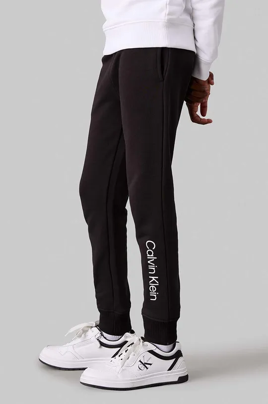 Дитячі бавовняні штани Calvin Klein Jeans REGULAR JOGGER бавовна чорний IU0IU00681.104.116.9BYH