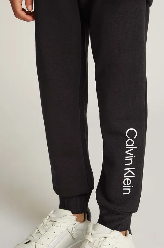 Дитячі бавовняні штани Calvin Klein Jeans REGULAR JOGGER чорний IU0IU00681.128.176.9BYH