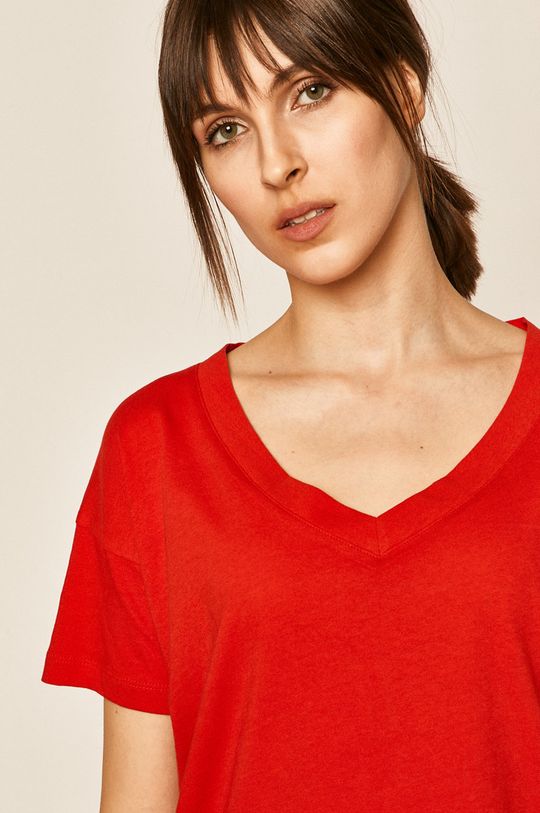 czerwony T-shirt damski ze spiczastym dekoltem czerwony