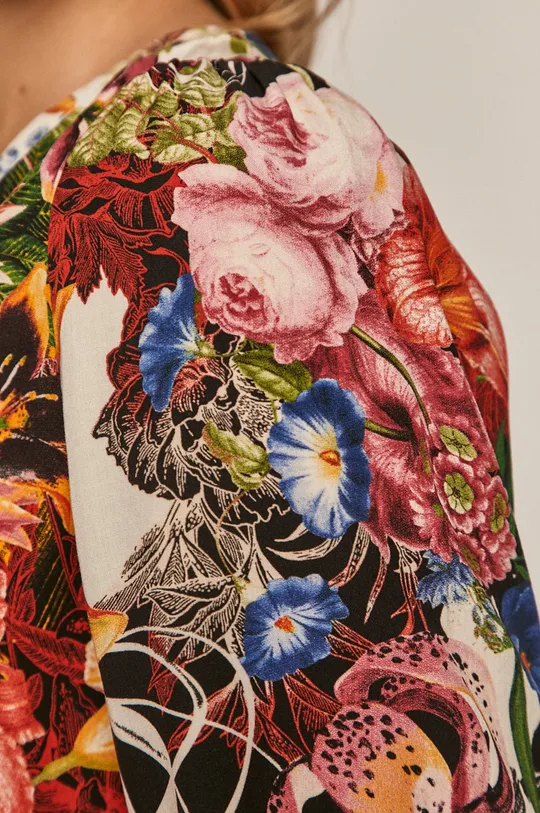 Bluzka damska w kwiaty ze spiczastym dekoltem