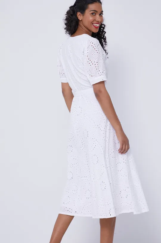 Ażurowa sukienka damska z dekoltem V biała 100 % Bawełna