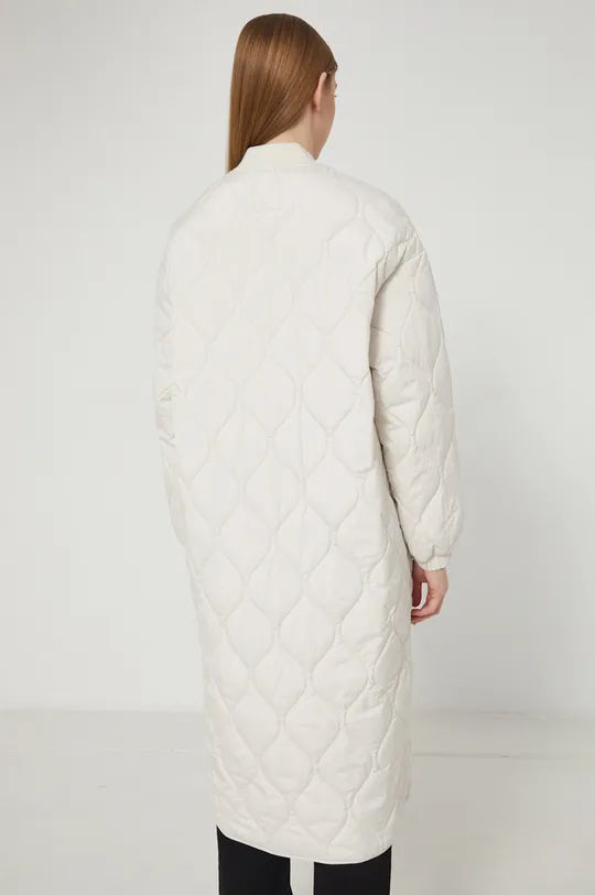 Kabát dámský prošívaný béžová barva  Hlavní materiál: 100 % Polyester Podšívka: 100 % Polyester Výplň: 100 % Polyester