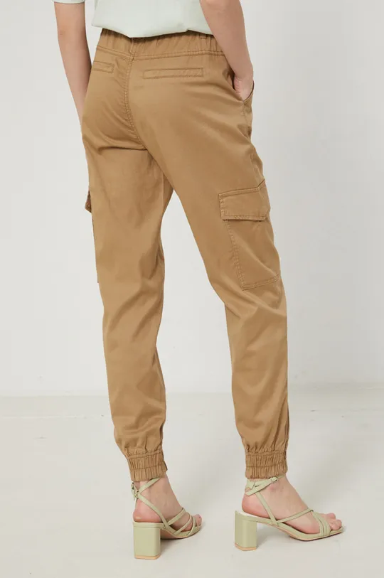 Spodnie damskie gładkie z kieszeniami beżowe Cholewka: 50 % Bawełna, 2 % Elastan, 48 % Lyocell