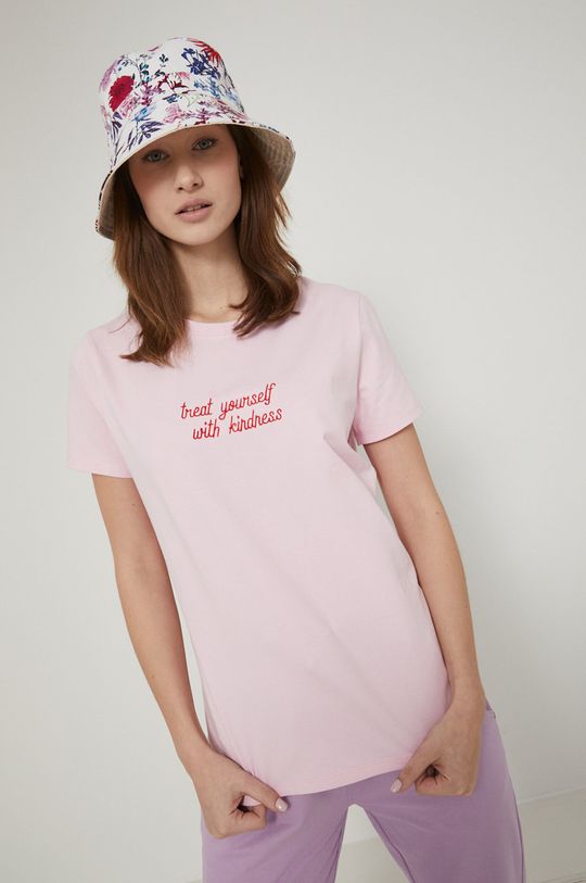 pastelowy różowy T-shirt damski z haftowanym napisem różowy