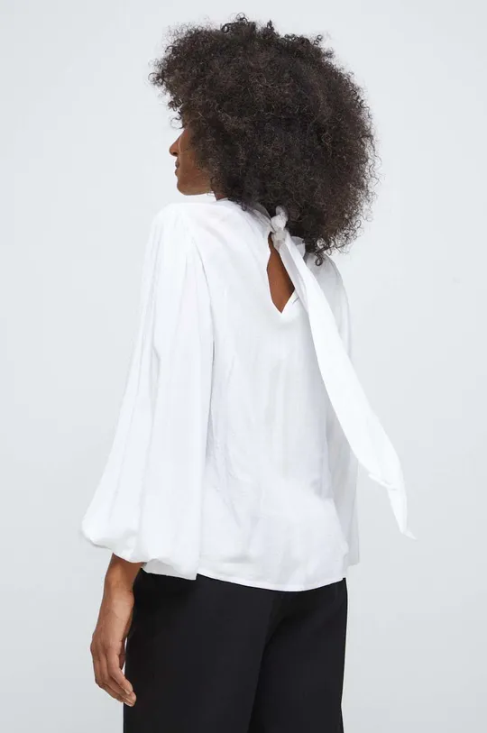 Bluzka damska z fakturą kolor biały 100 % Wiskoza